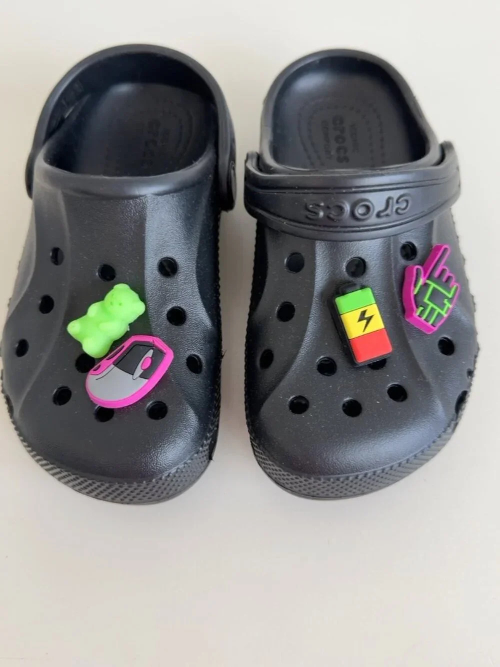 CROCS Kids Classic Black Clogs C11 NWOT + 4 Jibbitz Charms